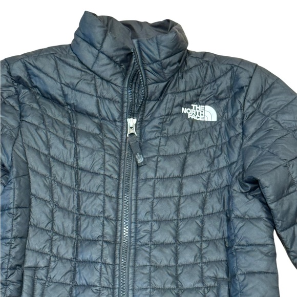 Northface girls light puffer jacket size 7/8.  Very lightly worn - almost new. - Picture 3 of 4